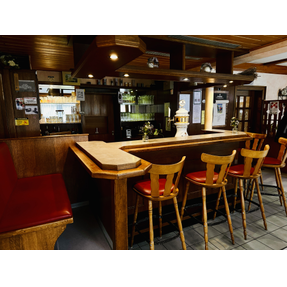 Bar und Hocker